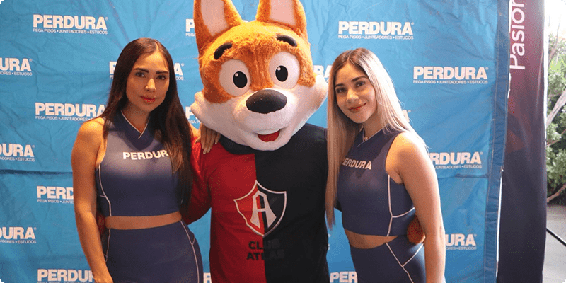 Asistentes del torneo y mascota del Atlas.